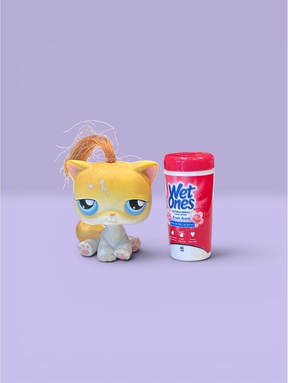 Hasbro Littlest Pet Shop Yellow Shorthair Cat #42 LPS with mini wipes accessory